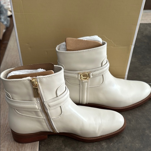 Michael Kors Women's Off White Ankle Boots with Gold Hardware! NWT 6.5 - Picture 7 of 7